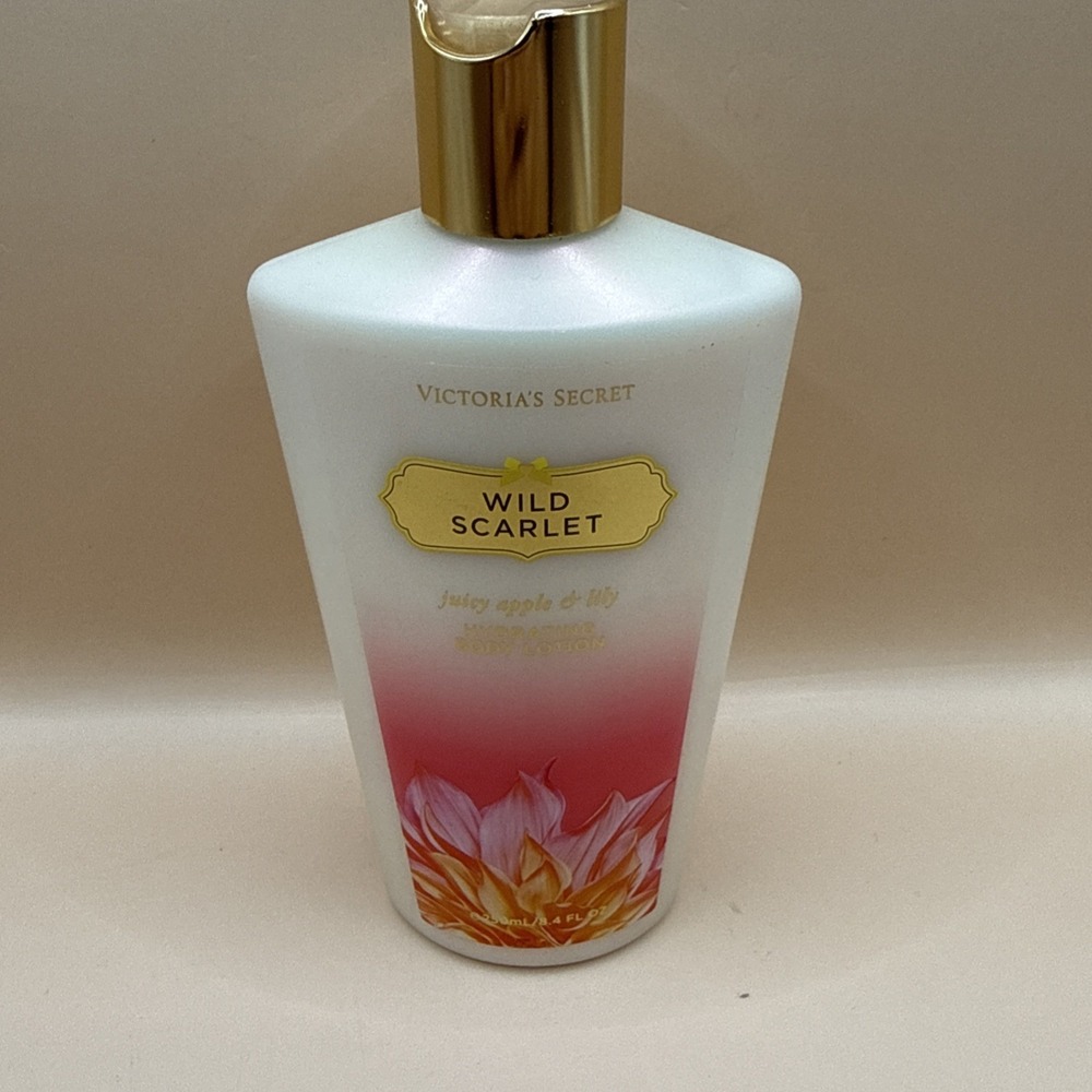 Victoria's Secret Wild Scarlet Hydrating‎ Body Lotion 8.4OZ Juicy Apple & Lily